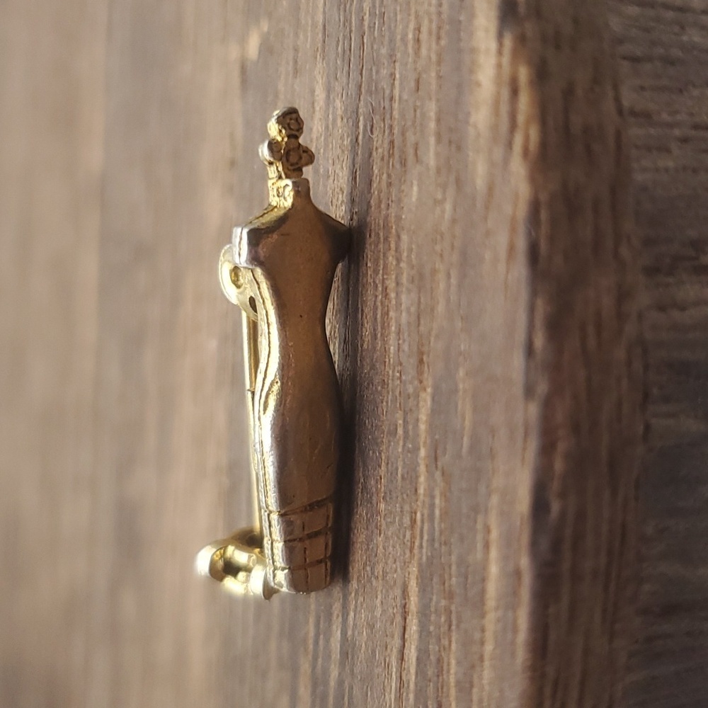 Dress gorm‎ mannequin vintage brooch B507